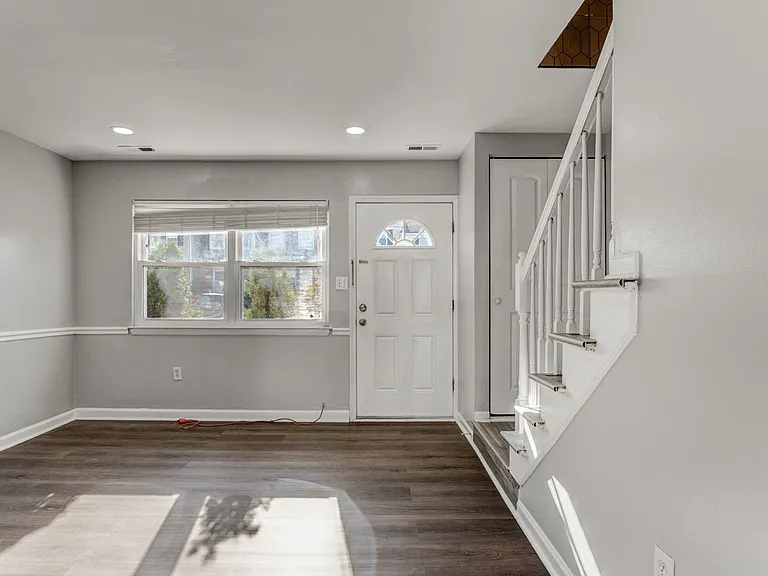 6450 Washington Sq — Photo 11