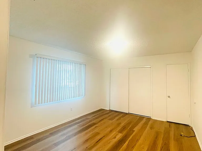 2120 N Ventura Rd — Photo 8
