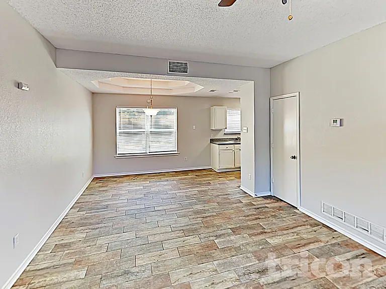 1105 Parker Ct — Photo 4