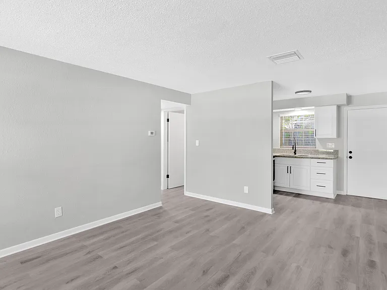 1354 Tioga Ave — Photo 3