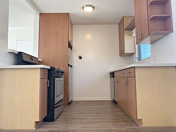 4th image of 3711 1/2 Mentone Ave #19