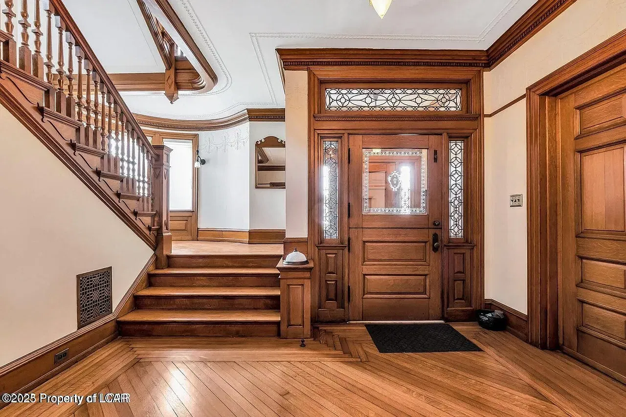 7 bed, 3.5 bath, 5233 sqft, $4,000 — Photo 3