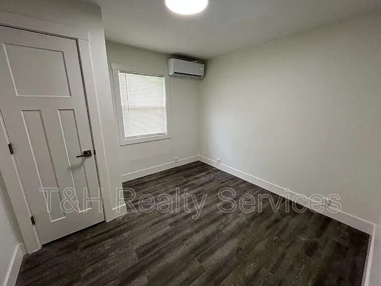 1124 S East St — Photo 7