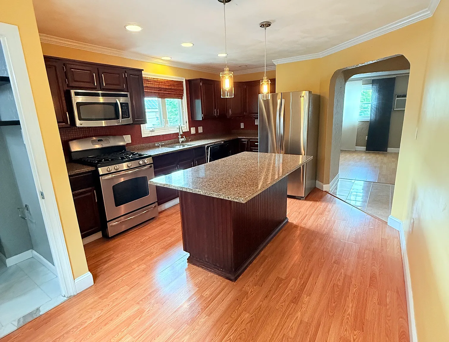 3 bed, 9999 sqft, $2,850 — Photo 2