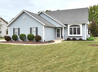 314 Sand Hill Ln, Dousman, WI 53118