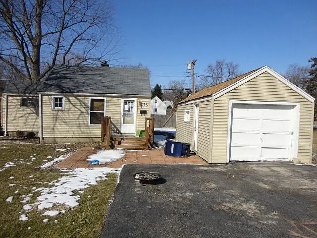 374 Marguerite St photo 1