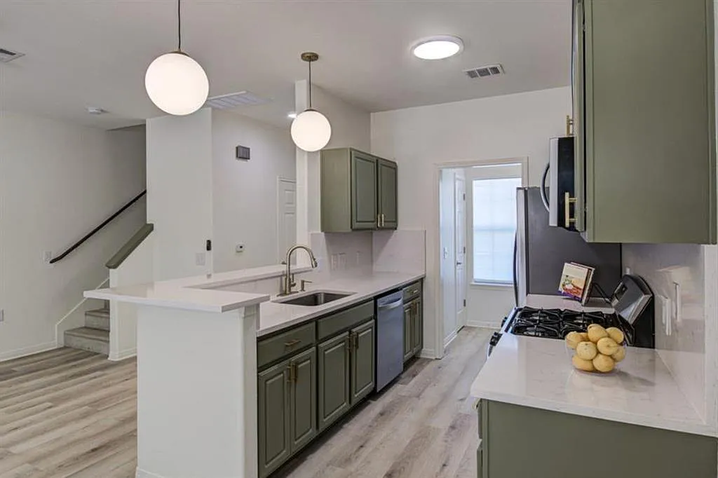 3 bed, 2.5 bath, 1388 sqft, $2,750 — Photo 3