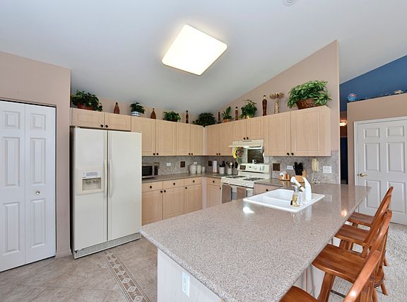 4th image of 901 Breeze Dr