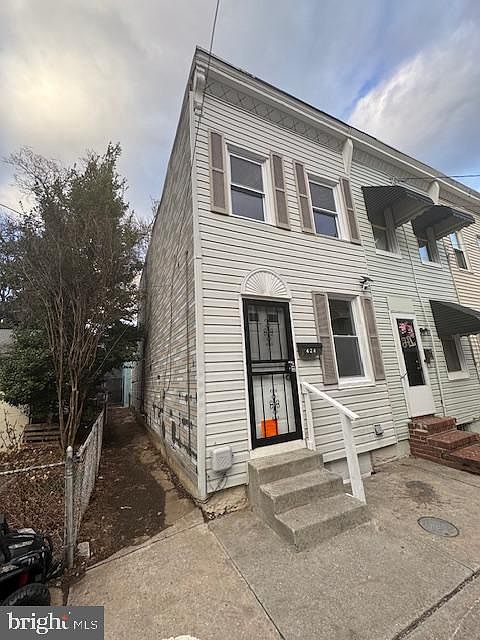 1st image of 424 Cambria St
