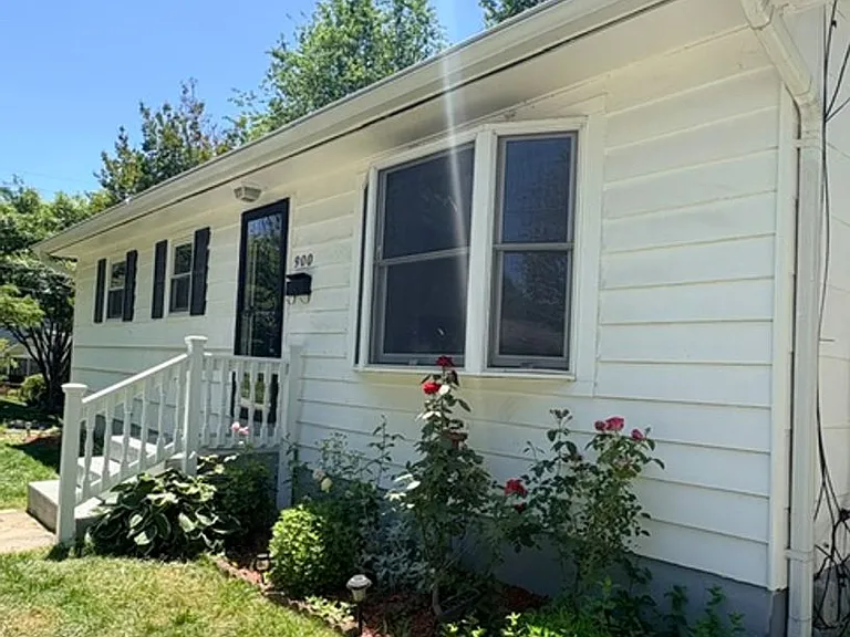 900 Neal Dr — Photo 3
