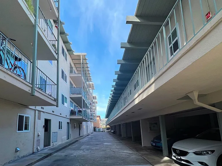 Village Court — Photo 8