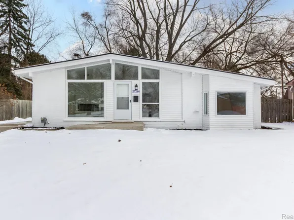 27284 Pembroke Dr, Warren, MI 48092