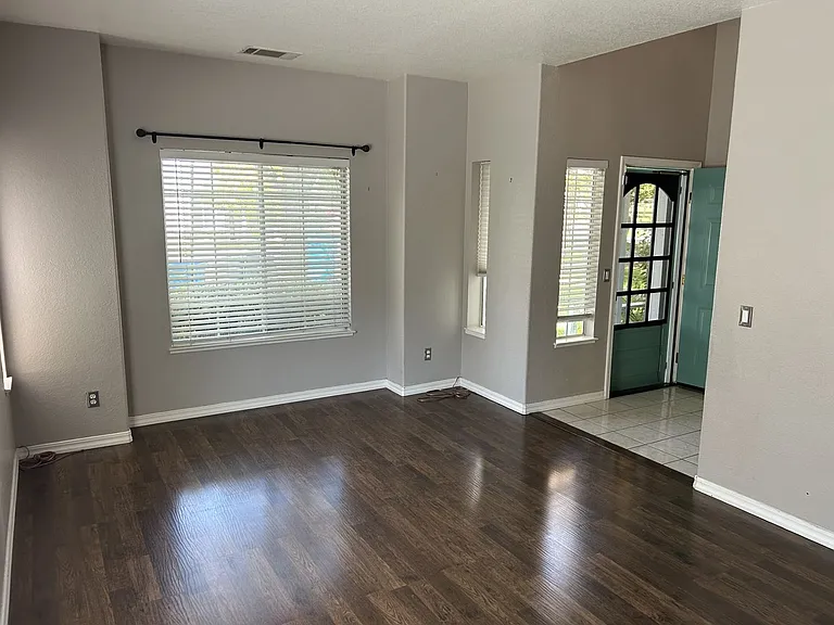 1911 Alpine Ct — Photo 4