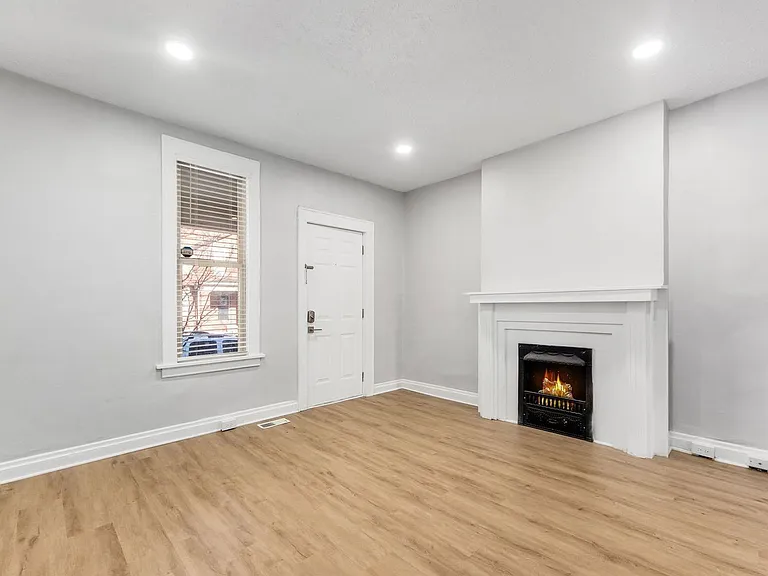 415 Mithoff St — Photo 9