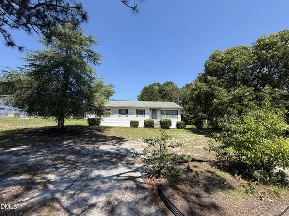 125 Dark Wood Dr, Spring Lake, NC 28390