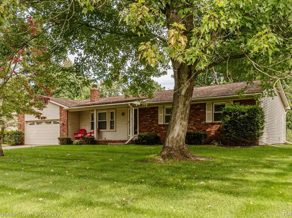 9963 Mevis Dr, Brighton, MI 48114