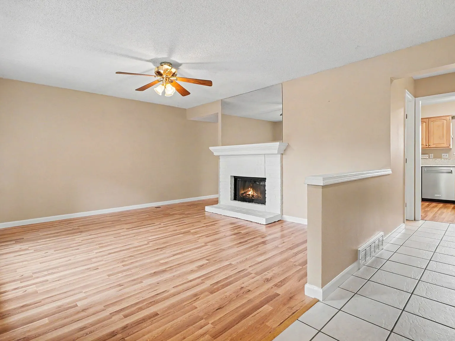 3 bed, 2.5 bath, 2002 sqft, $2,700 — Photo 2