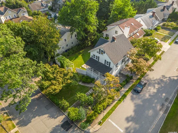 3 Highland Avenue, Roslyn Heights, NY 11577