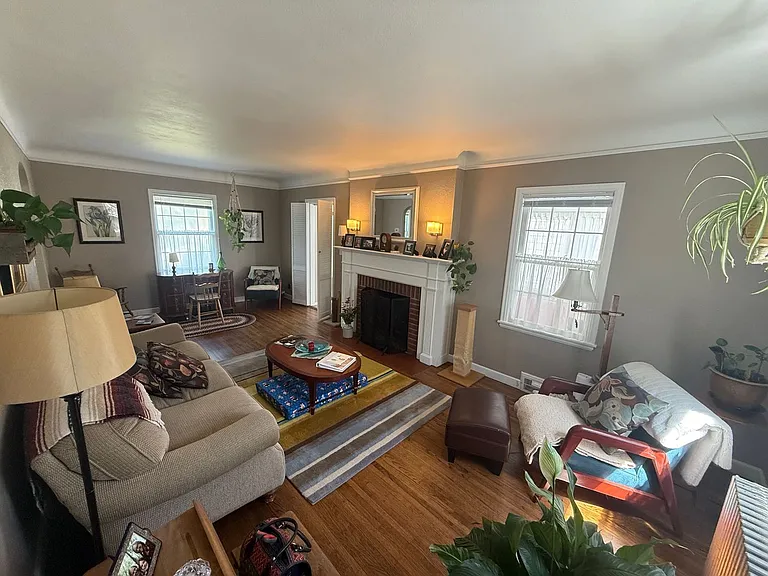 31 Winona Street W — Photo 2