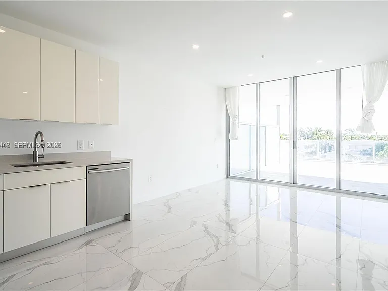 8425 Crespi Blvd #303 — Photo 2