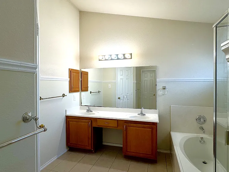 5301 Comanche Wells Dr — Photo 8