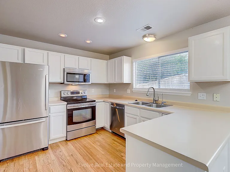 9641 Cove Creek Dr — Photo 11