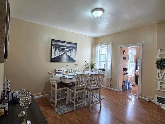 4th image of 842 Church St