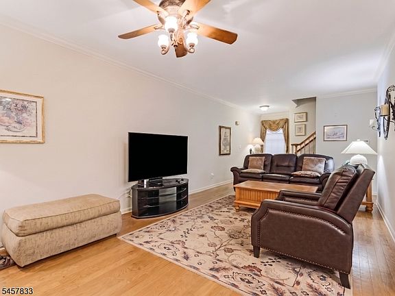 4th image of 9 Goffle Brook Ct