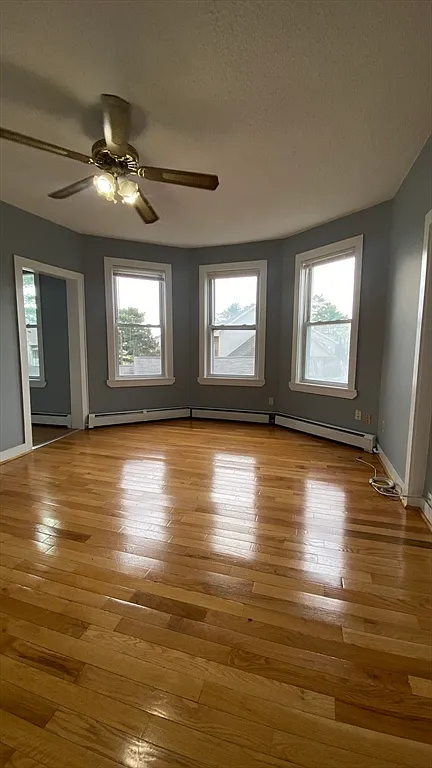 3 bed, 1.0 bath, 1201 sqft, $2,700 — Photo 2