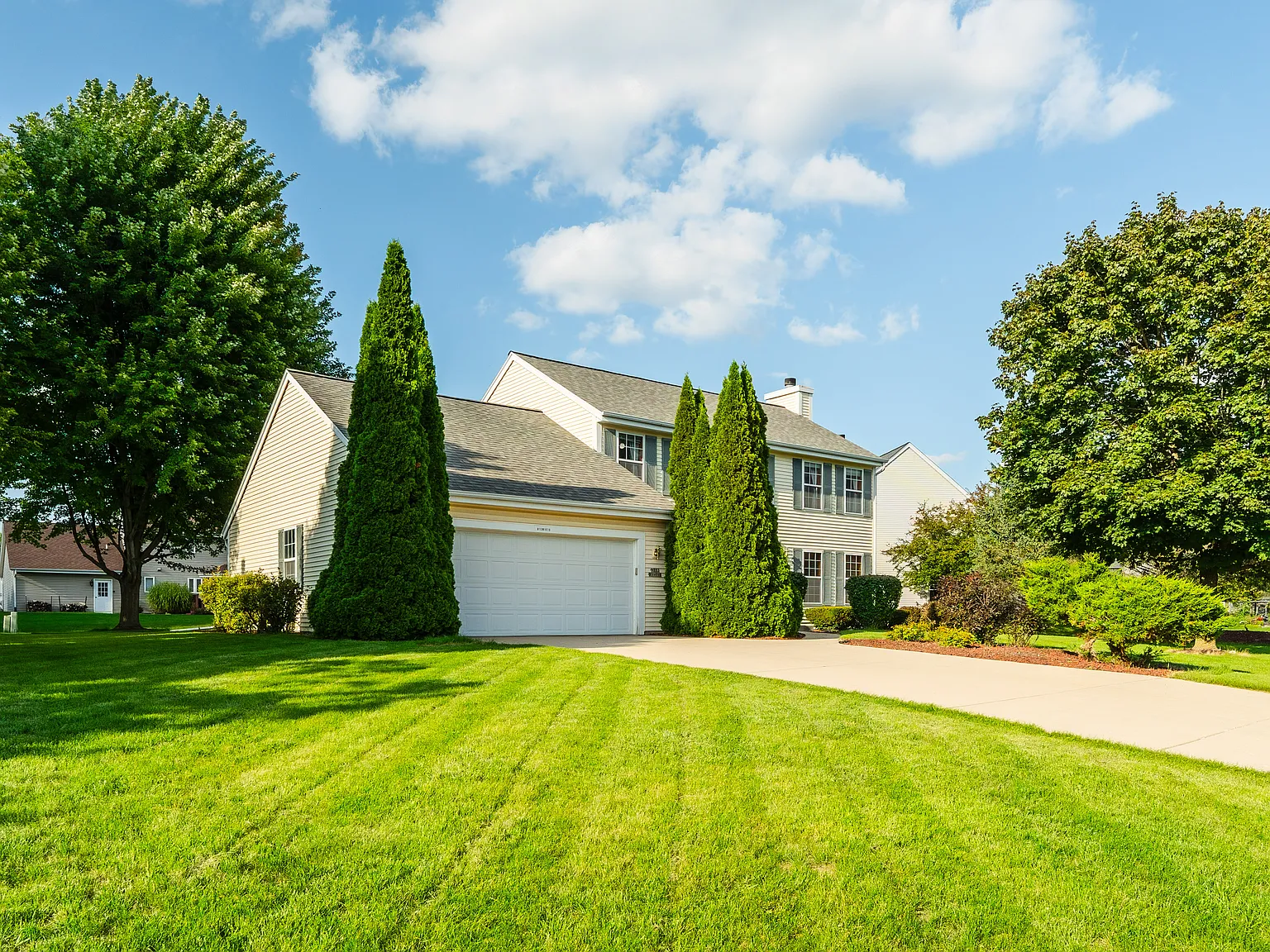 3 bed, 2.5 bath, 2600 sqft, $3,100 — Photo 3