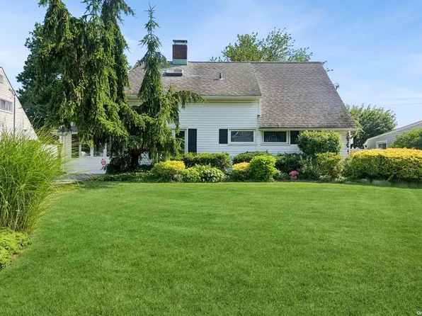 199 Willowood Drive, Wantagh, NY 11793