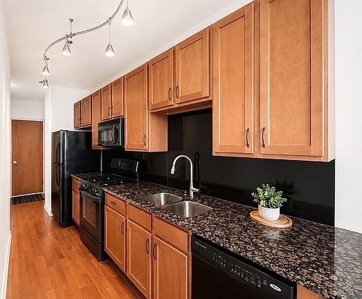 3rd image of 210 S Desplaines St APT 2207