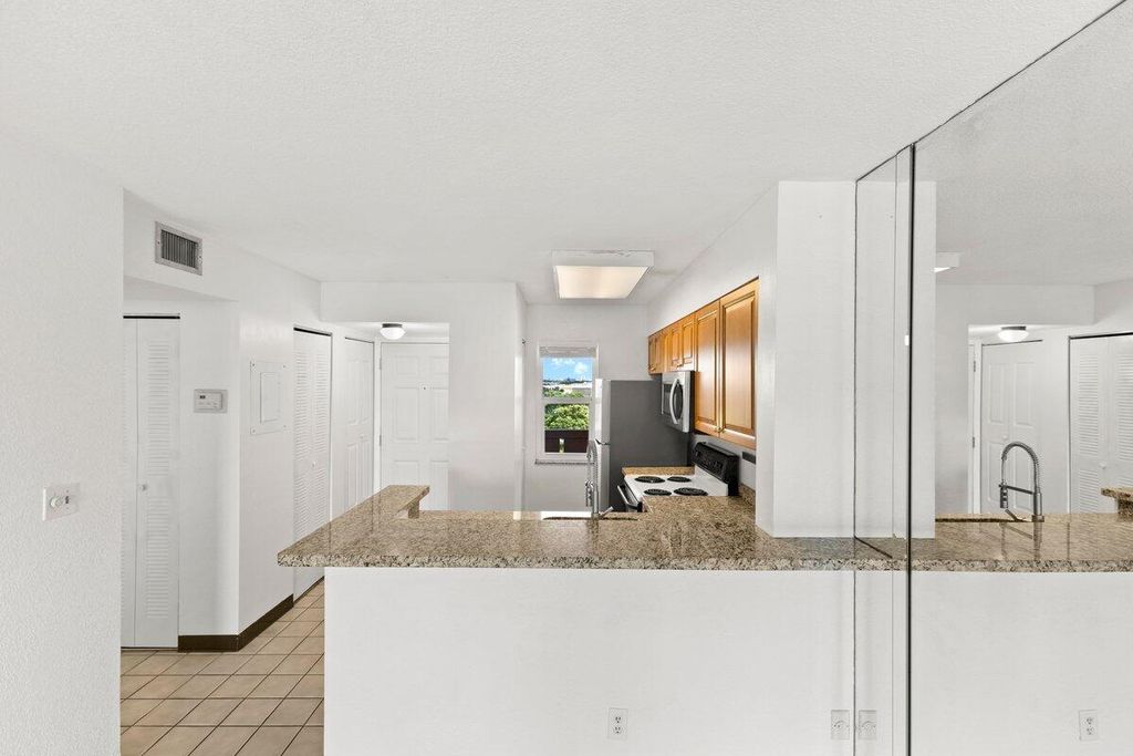 2106 S CYPRESS BEND Drive #506, photo 6