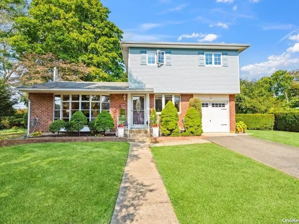 6 Trout Street, Oakdale, NY 11769