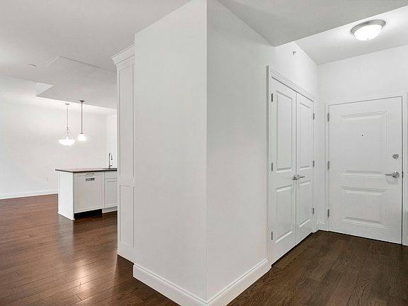 2nd image of 10 Byron Pl Unit 814