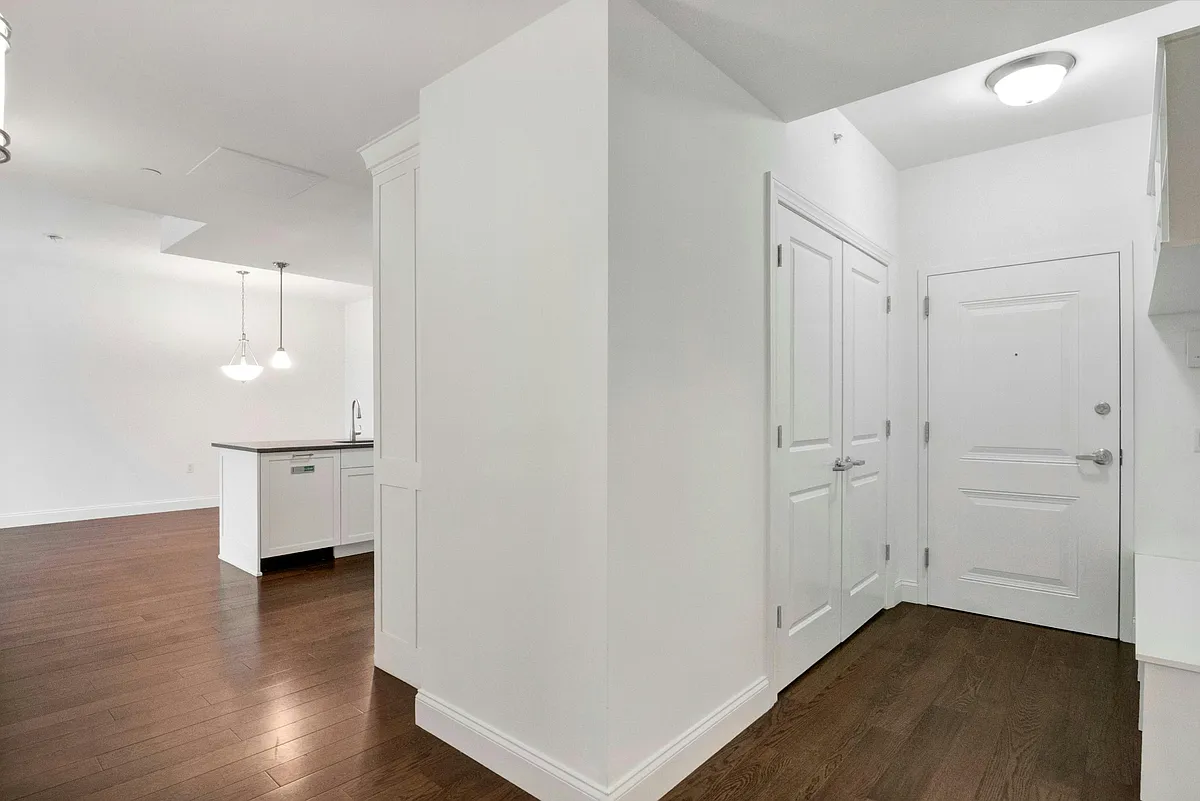 Building Photo - 10 Byron Pl #814