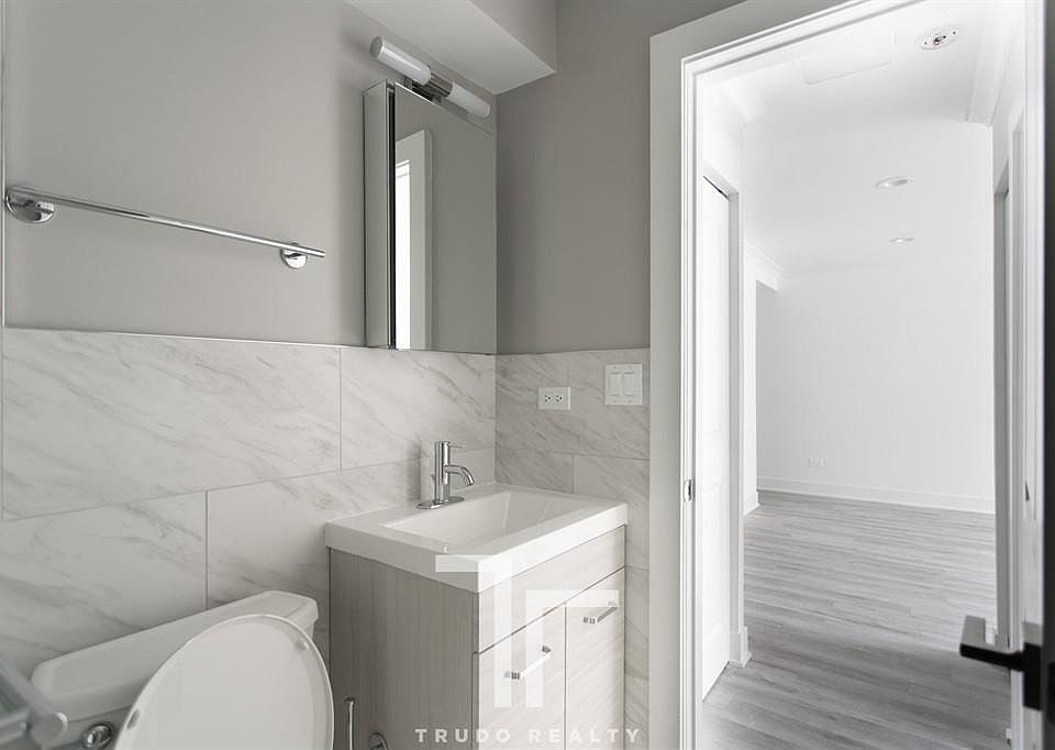1st image of 450 W Aldine Ave #410