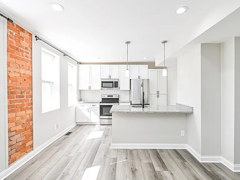 2823 Ashland Ave — Photo 2