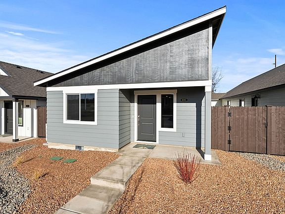 2nd image of 4083 SW Obsidian Ave