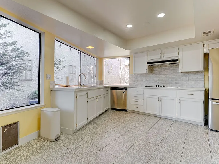 2204 Plaza Del Robles — Photo 2