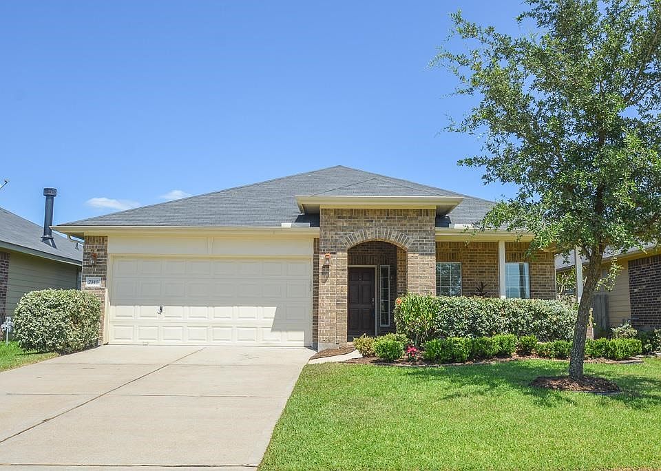 Lovely 1 story, 3 bedroom home in Lost Creek with fresh paint and new carpet/hardwoods (7/2017).