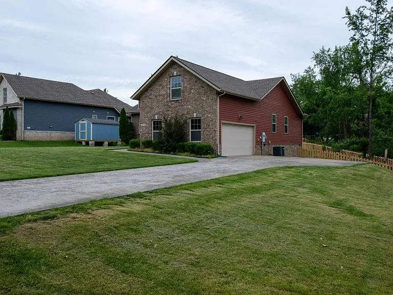 1126 Garrettsburg Rd — Photo 3