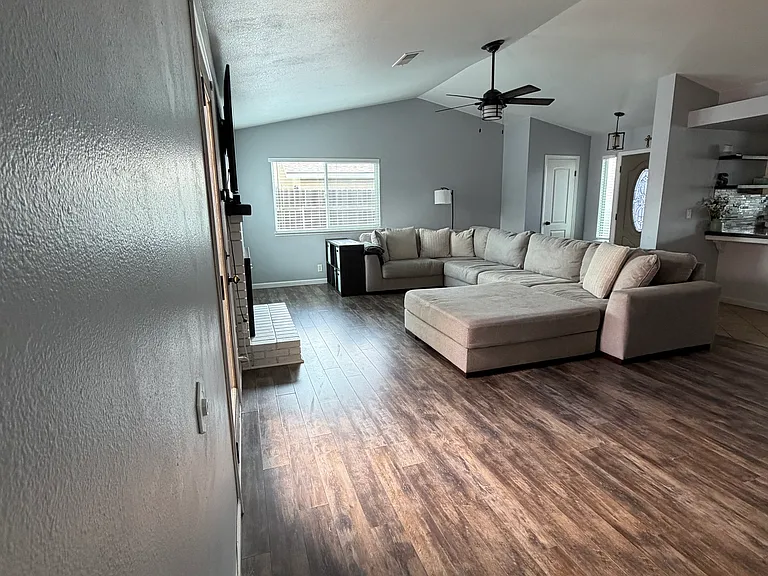 1410 Ashwood Ct — Photo 4
