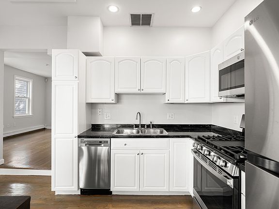 5th image of 218 W 7th St #2