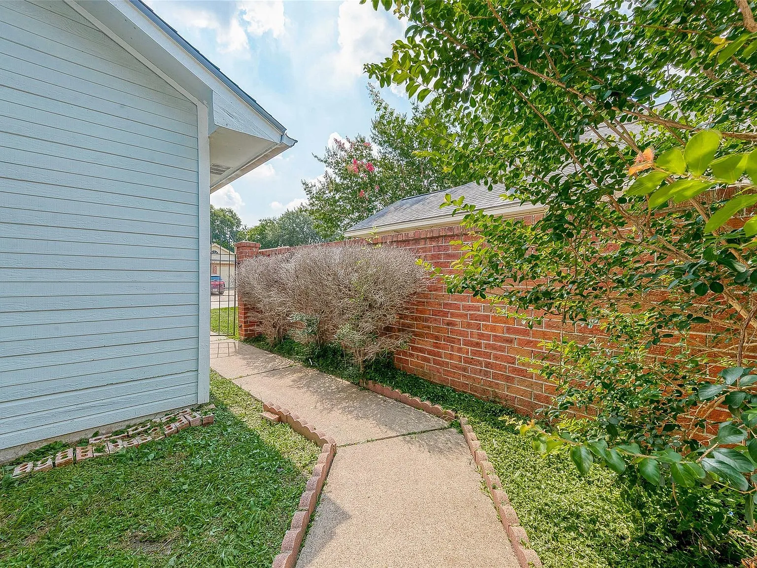 3 bed, 2.0 bath, 1777 sqft, $2,100 — Photo 4