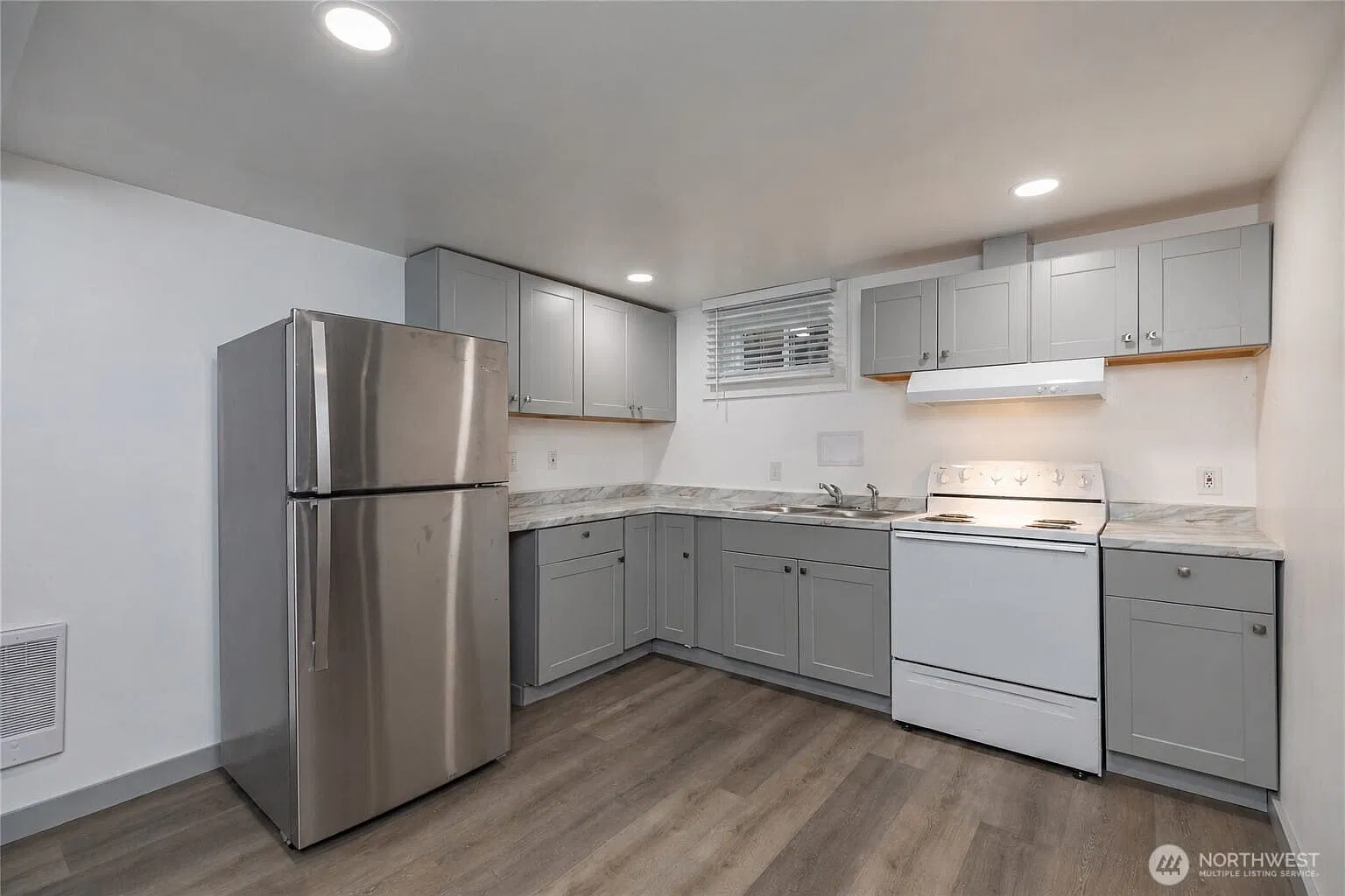 3 bed, 1.0 bath, 1200 sqft, $2,250 — Photo 1