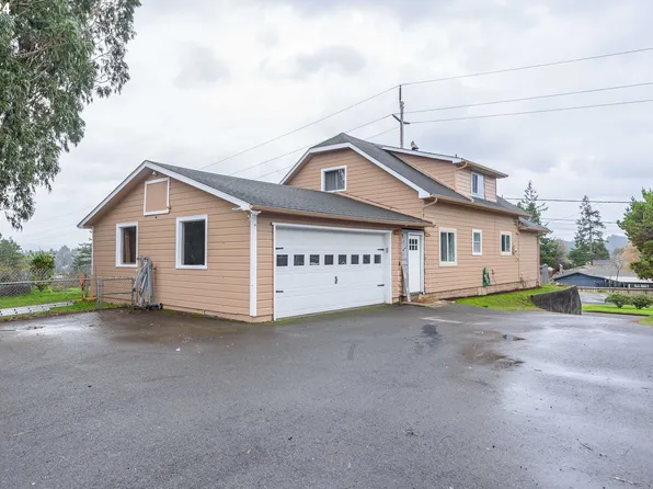 2270 Lewis St, North Bend, OR 97459