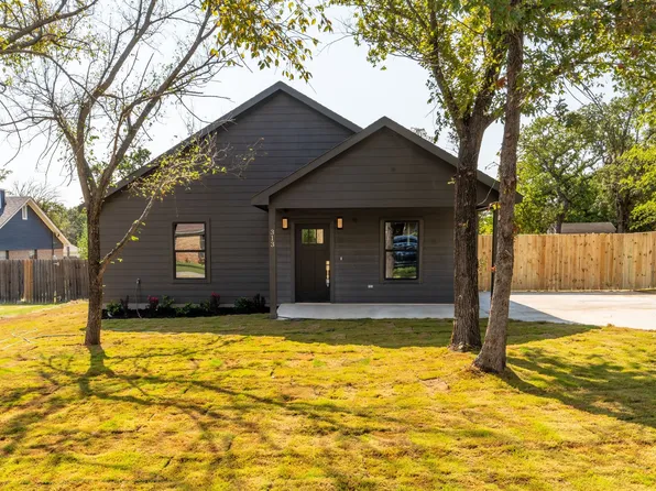 313 Hickorywood St, Azle, TX 76020