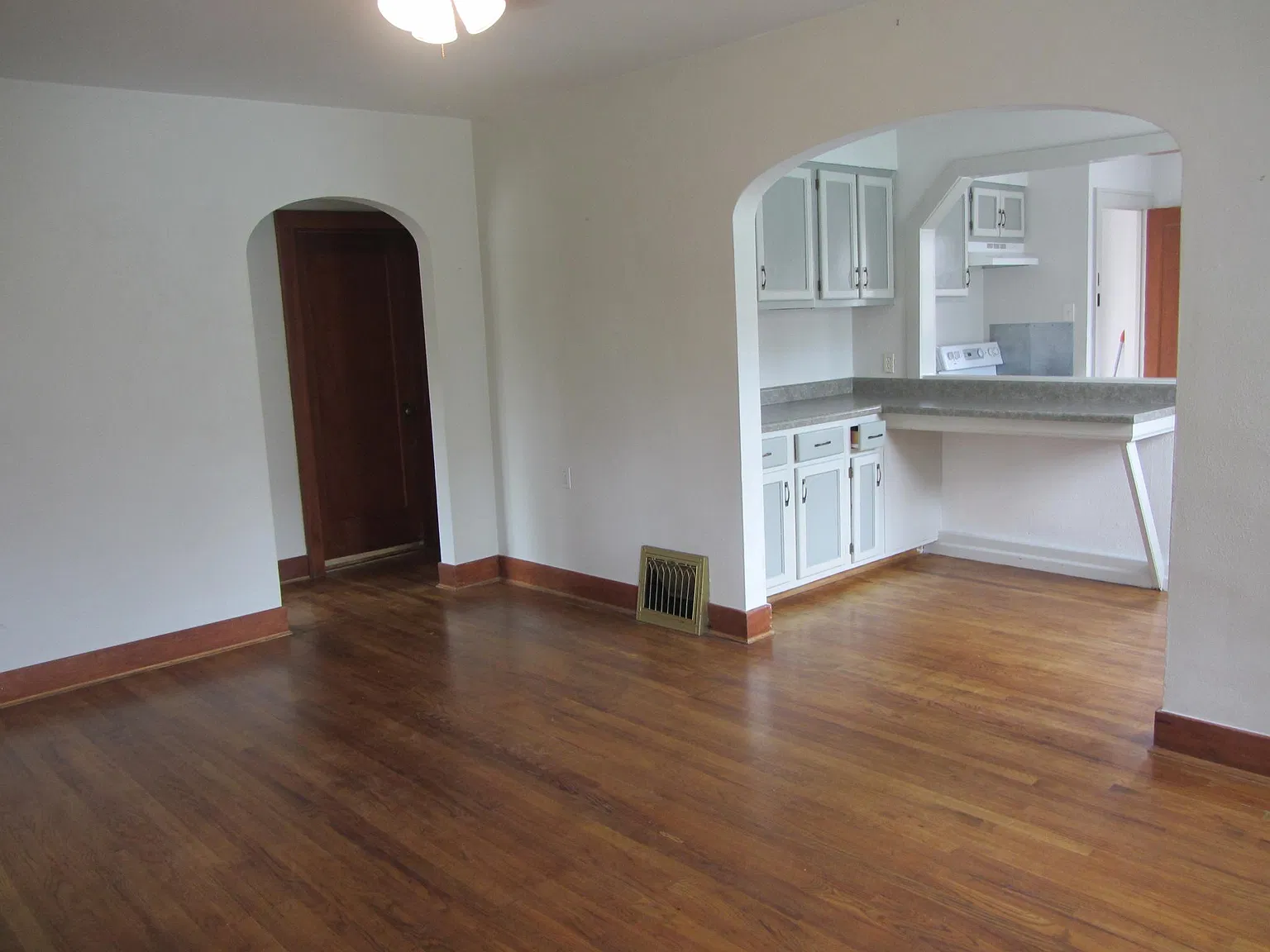 2 bed, 900 sqft, $1,350 — Photo 3