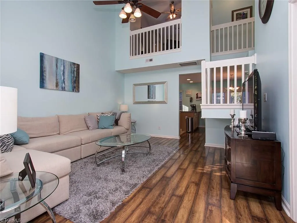 3 bed, 2.5 bath, 1394 sqft, $1,800 — Photo 2